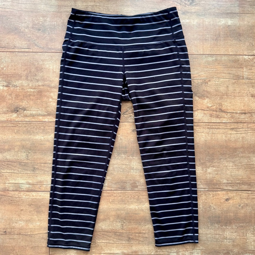 Athleta Chaturanga Black Grey Striped Mid-Rise Cropped Capri Legging Size Small